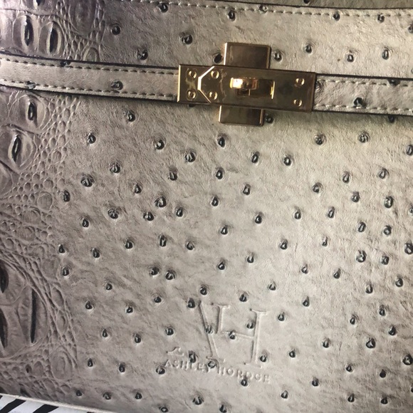 Elegant Gray Crocodile-Embossed Handbag(Ashley Hordge) - Picture 13 of 17